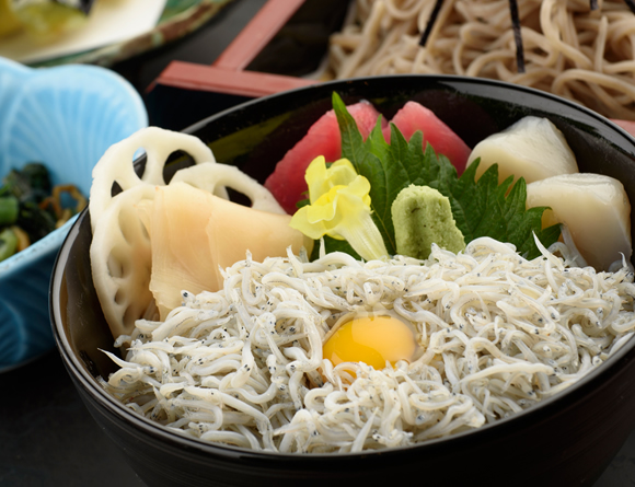 久慈浜産しらす入り三色丼